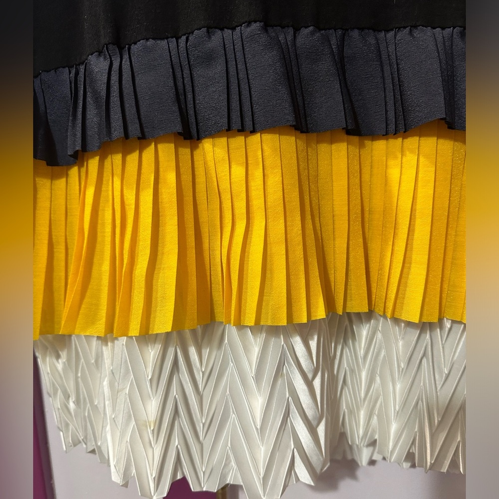 GRACIA colorblock pleated short sleeve tee super soft - SIZE M - Picture 3 of 3